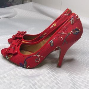 🌺 Floral Embroidered Heels Size 8